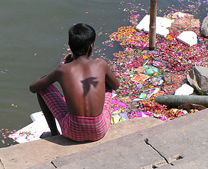 Metales en rio sagrado de India